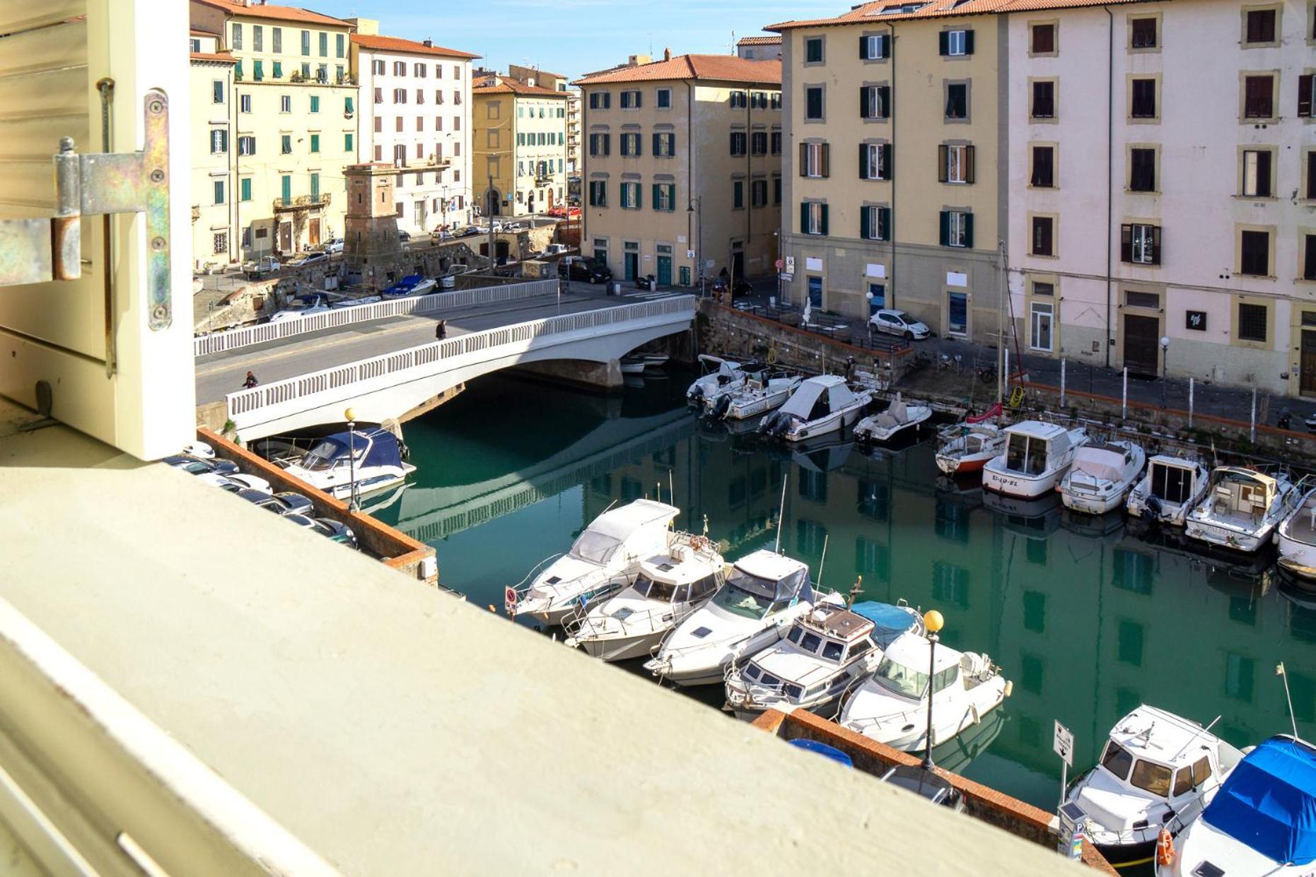 Near The Port-Elegante Appartamento Con Vista Sui Canali Livorno Eksteriør billede