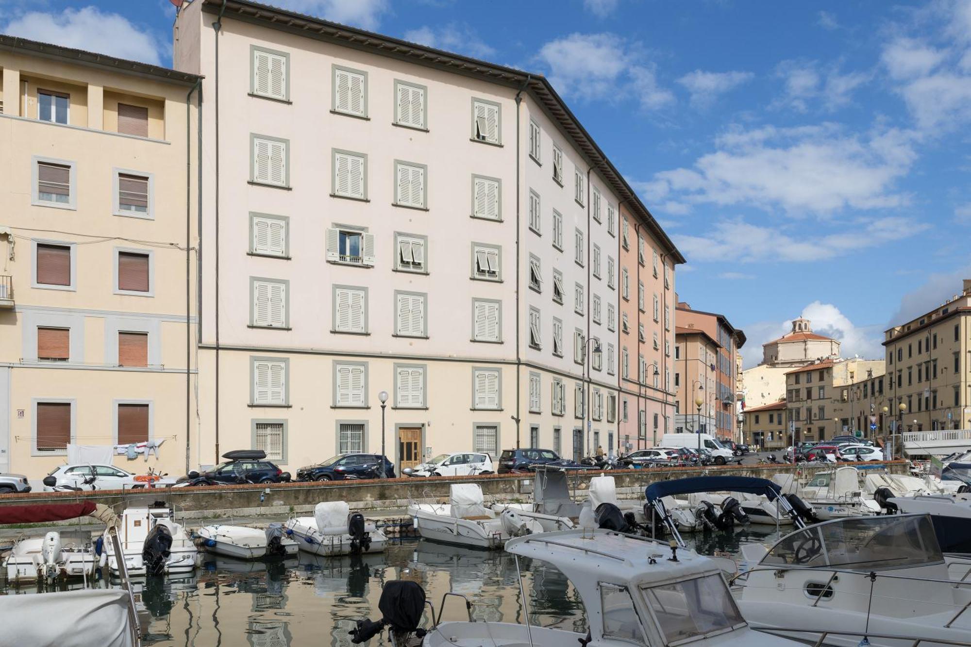 Near The Port-Elegante Appartamento Con Vista Sui Canali Livorno Eksteriør billede