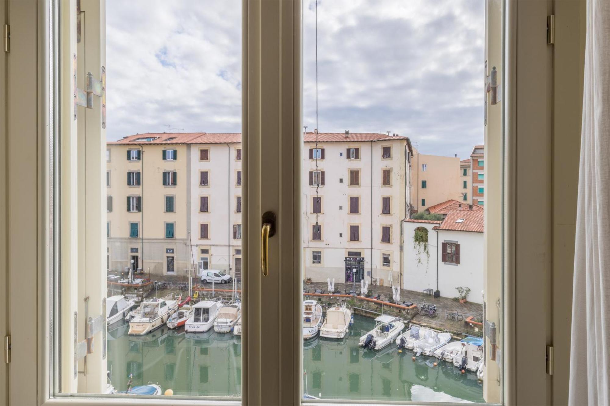 Near The Port-Elegante Appartamento Con Vista Sui Canali Livorno Eksteriør billede